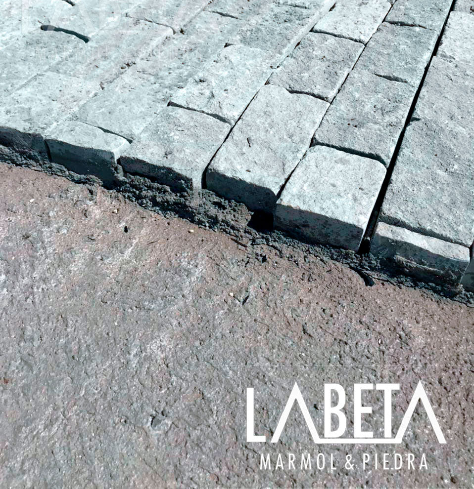 Cómo instalar adoquines de piedra natural en vialidades y cocheras: Guía  paso a paso | Piedras Labeta, image size:958x990