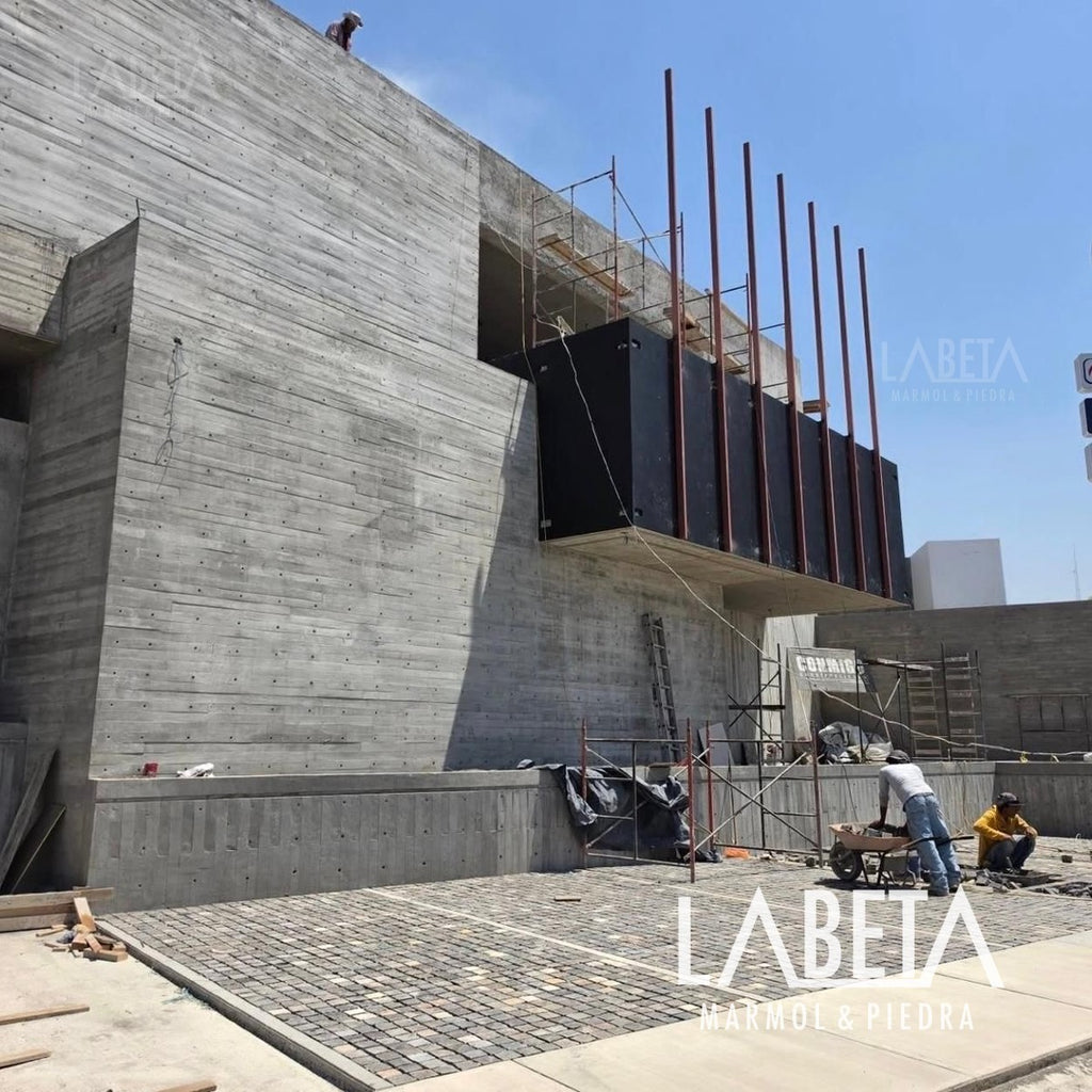 Adoquín Pórfido Gris Veta Café en piso exterior residencial | Piedra volcánica para terrazas y patios | Piedras Labeta