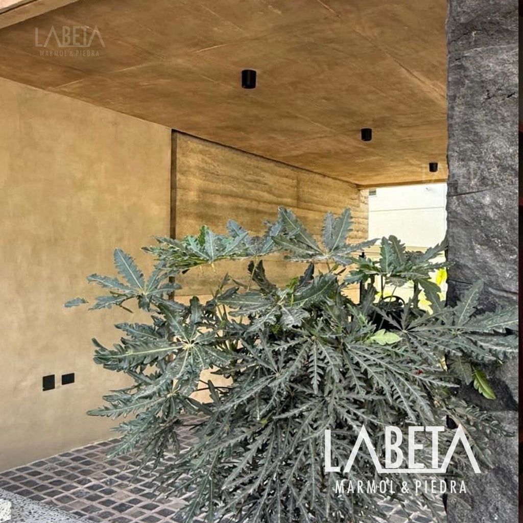 Adoquín Pórfido Gris Veta Café en diseño de exteriores con pérgola | Piedra natural mexicana para vialidades | Piedras Labeta