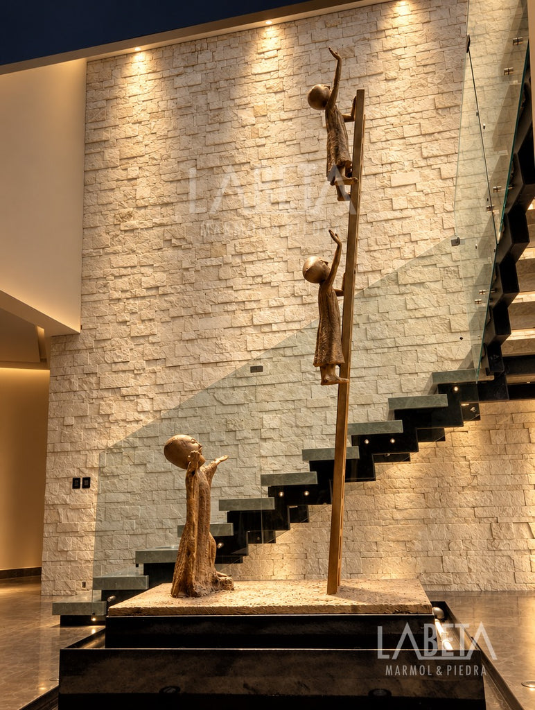 Muro de Blanco Galarza como fondo de escultura con iluminación de galería -| Piedras Labeta