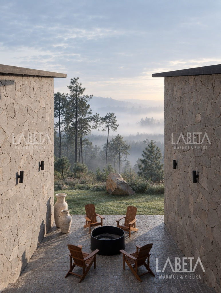 Patio con piso de Piedra Gris Diamantada en laja irregular al amanecer con neblina — ambientación digital sobre instalación real | Piedras Labeta