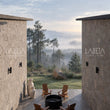 Patio con piso de Piedra Gris Diamantada en laja irregular al amanecer con neblina — ambientación digital sobre instalación real | Piedras Labeta