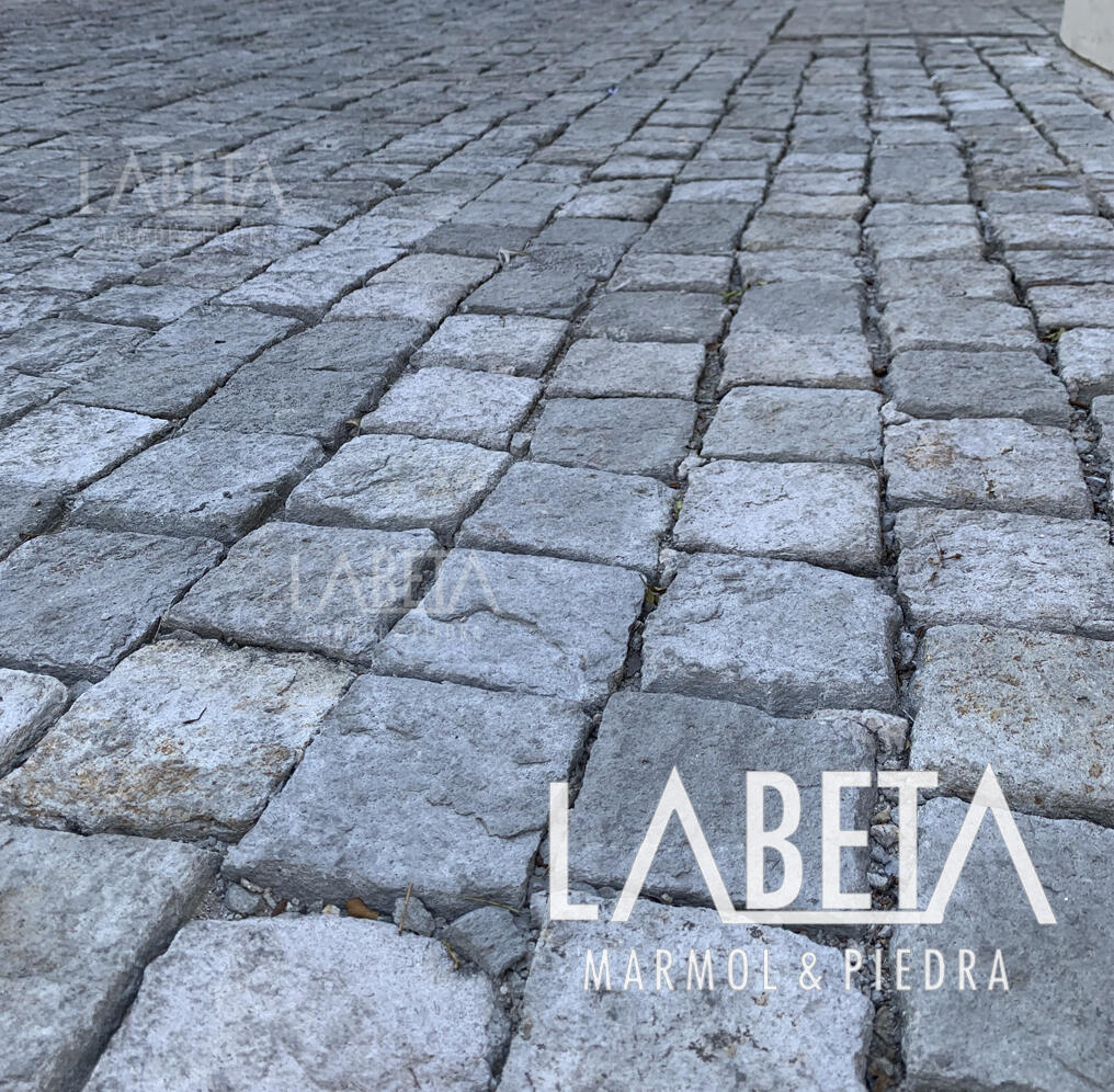 Adoquín Diamantado corte guillotina detalle de textura | Adoquín de piedra natural resistente | Piedras Labeta