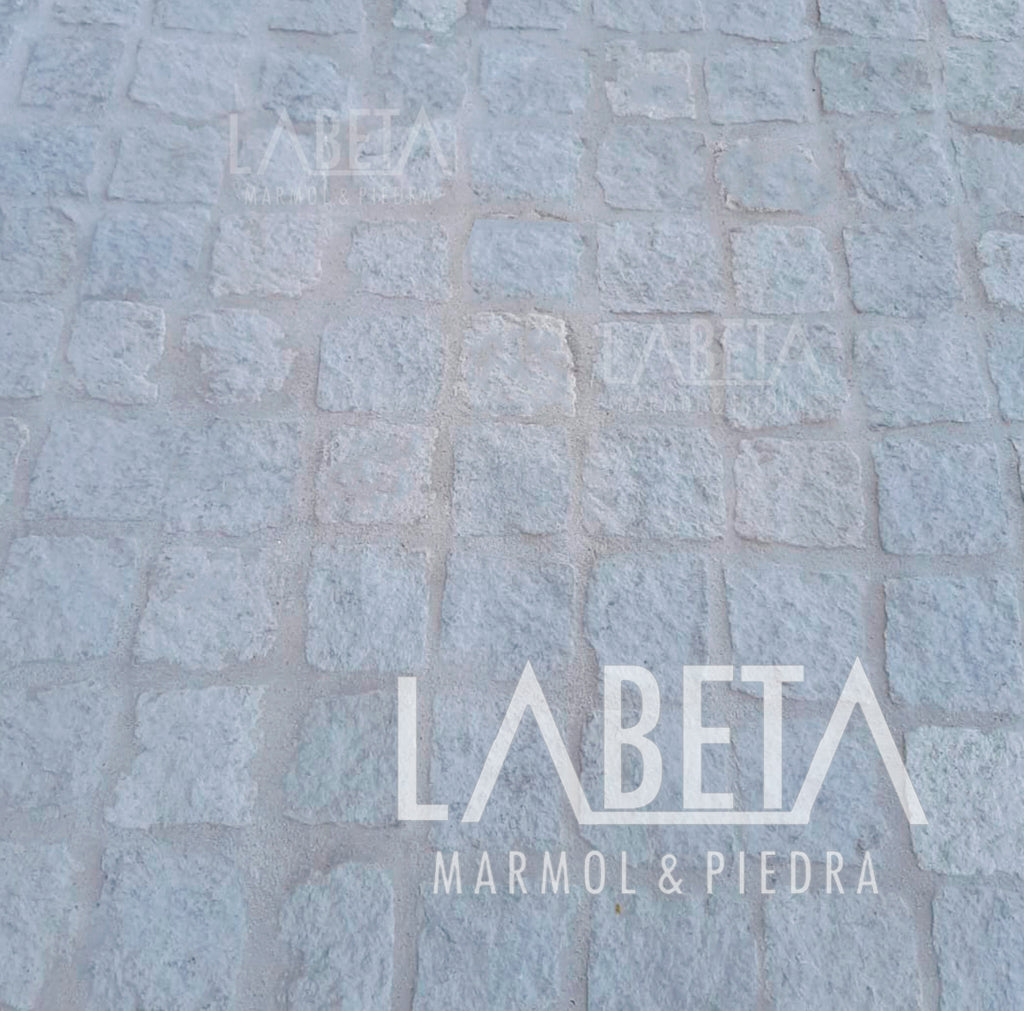 Adoquín Diamantado corte rústico guillotina en proyecto Mazatlán | Pavimento de piedra natural | Piedras Labeta