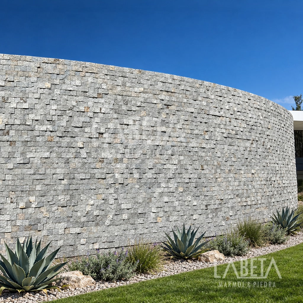 Muro curvo de Adoquín Gris Diamantado corte disco con paisajismo terminado — ambientación digital sobre instalación real | Piedras Labeta