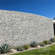 Muro curvo de Adoquín Gris Diamantado corte disco con paisajismo terminado — ambientación digital sobre instalación real | Piedras Labeta