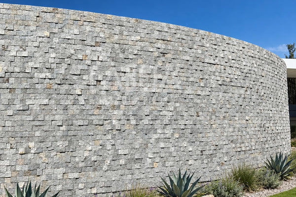 Adoquín Gris Diamantado · Corte disco · Muro instalado