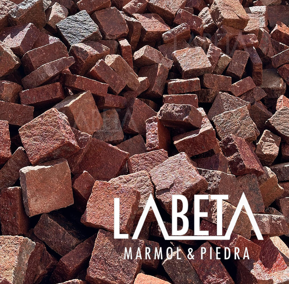 Adoquín Pórfido Rojo Sangre de Pichón instalado | Piso de piedra natural premium | Piedras Labeta