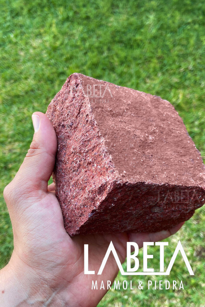 Adoquín Pórfido Rojo formato 10x10 cm | Adoquín natural para pisos y banquetas | Piedras Labeta