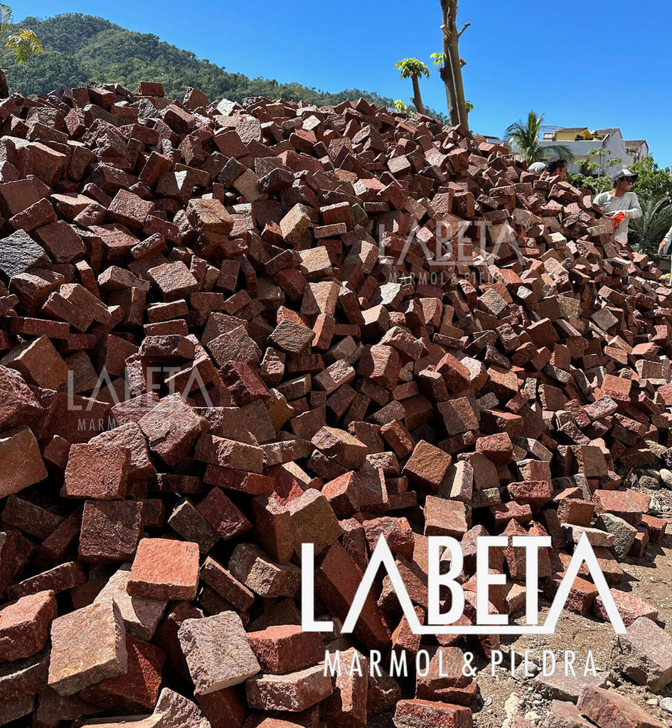 Adoquín Pórfido Rojo primera calidad | Piedra natural roja para cocheras y exteriores | Piedras Labeta