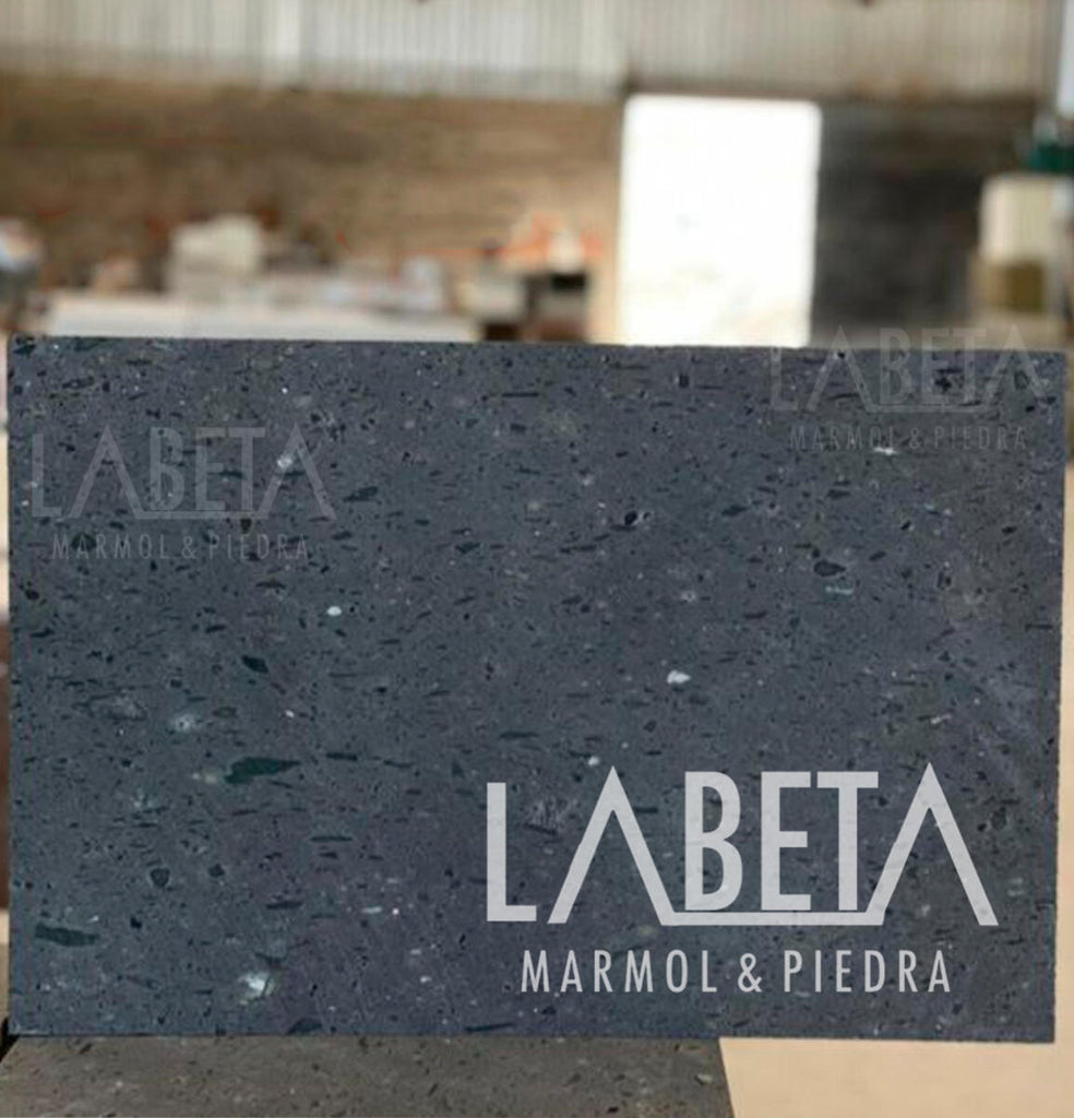 Cantera Gris Lobo en fachada moderna | Piedra natural gris oscuro para exteriores | Piedras Labeta