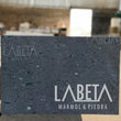 Cantera Gris Lobo en fachada moderna | Piedra natural gris oscuro para exteriores | Piedras Labeta