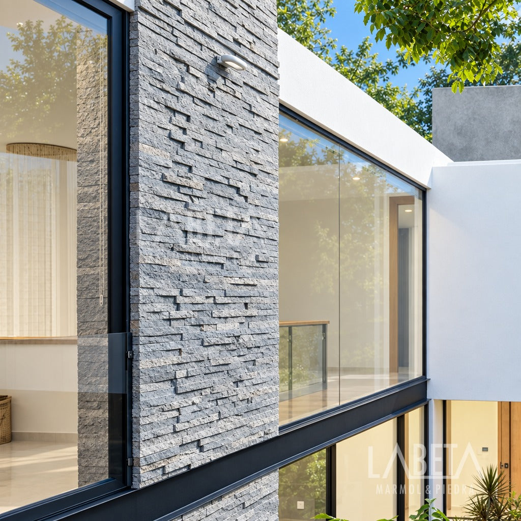 Fachada de casa moderna con Fachaleta Gris Diamantada en luz de mañana — ambientación digital sobre instalación real | Piedras Labeta