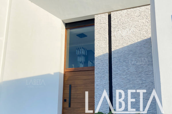 Fachaleta de mármol blanco Egeo instalado