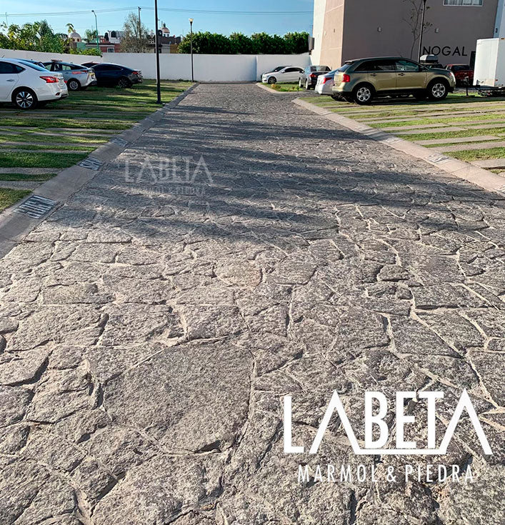 Laja Diamantada Irregular para cocheras y vialidades | Piedra Natural para Fachadas, Muros y Pisos | Piedras Labeta