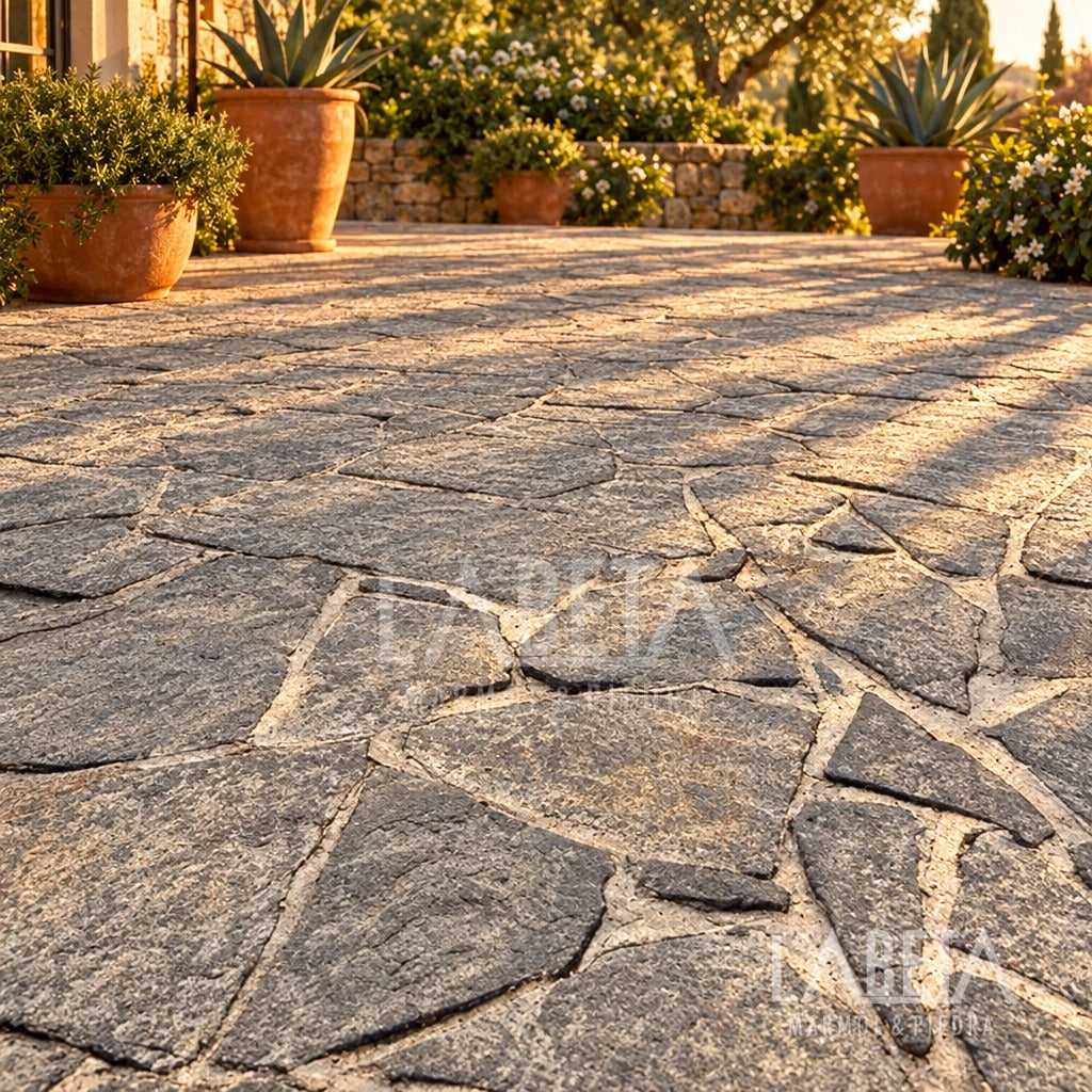 Piso de Laja de San Andrés irregular en patio residencial al atardecer — ambientación digital sobre instalación real | Piedras Labeta