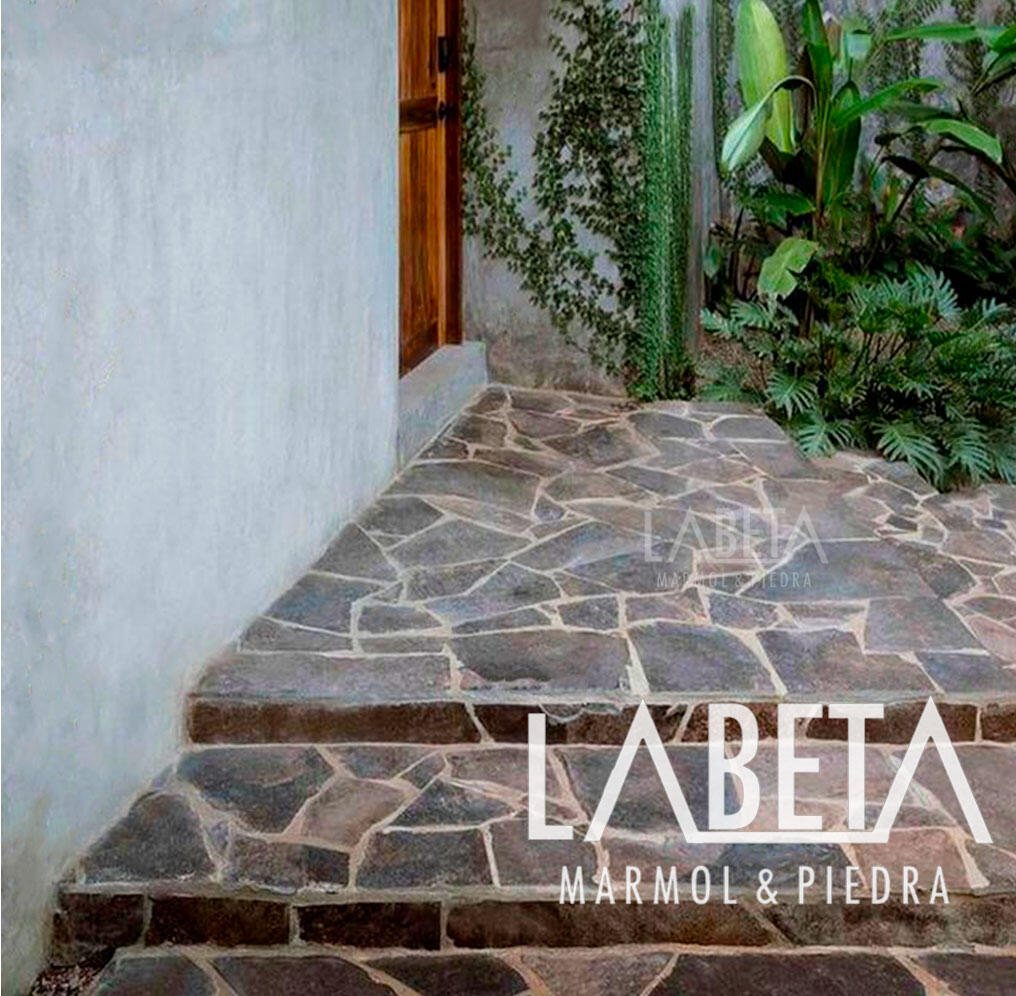 Adoquín Café Crema en entrada principal - Piso piedra natural LABETA