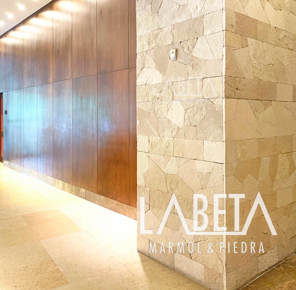 Laja Café Crema en muro irregular - Piedra beige natural LABETA