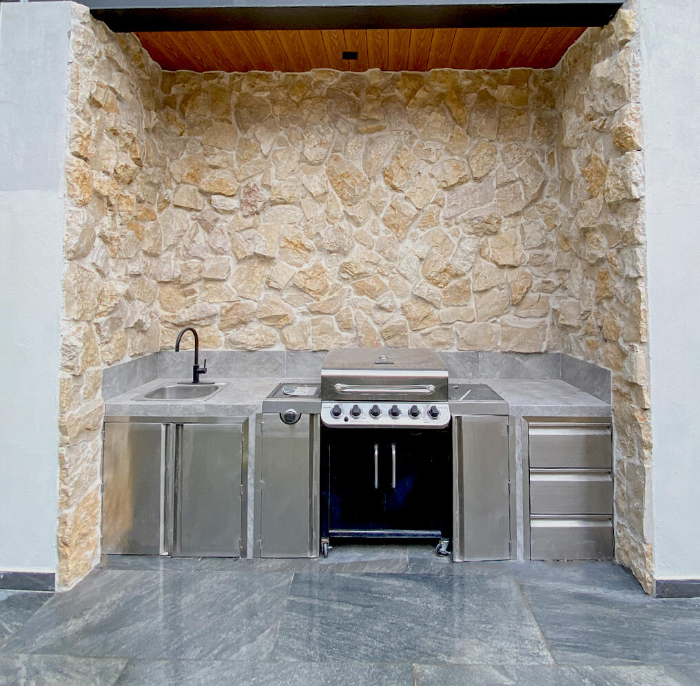 Piedra Dorada Irregular en asador casa moderna - Jardín LABETA