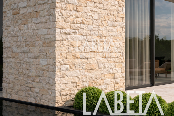 Fachaleta de Piedra Dorada Diamantada para muro instalado