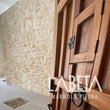 Piedra Dorada Diamantada con juntas blancas | Acabado elegante piedra natural | Piedras Labeta