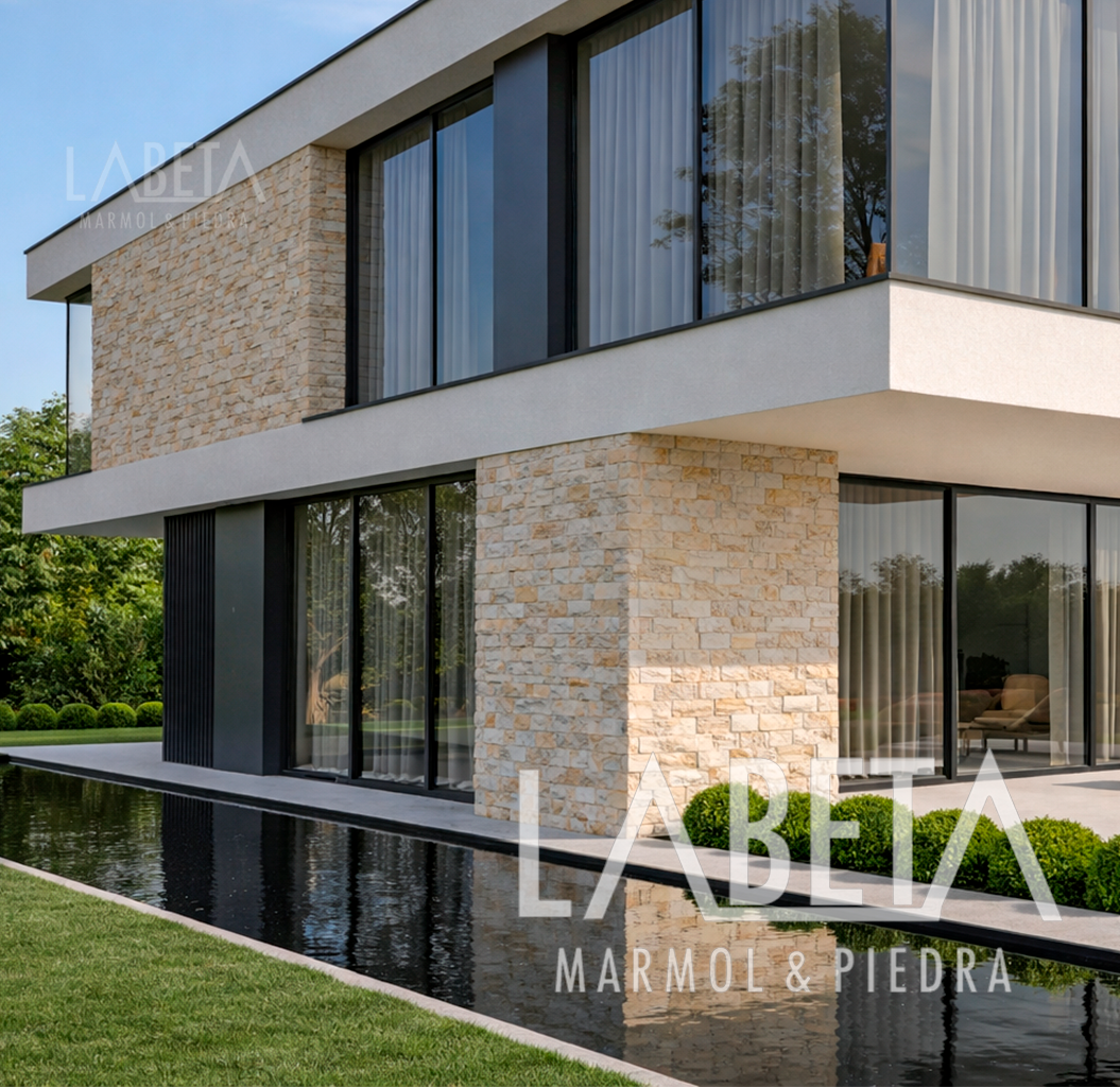 Fachada de casa moderna con Piedra Dorada Diamantada - Piedras Labeta