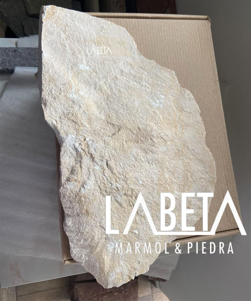 Piedra Dorada Diamantada formato irregular detalle | Piedra natural para muros exteriores | Piedras Labeta