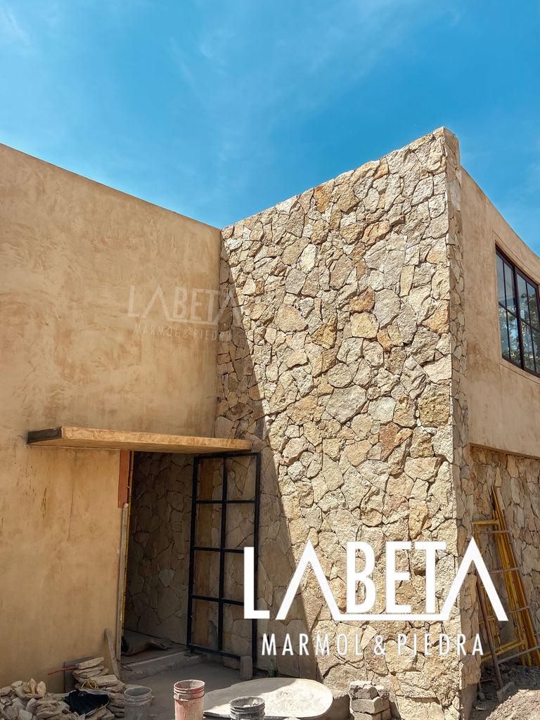 Fachada residencial con Piedra Dorada laja irregular en muro — casa moderna con recubrimiento natural dorado | Piedras LABETA