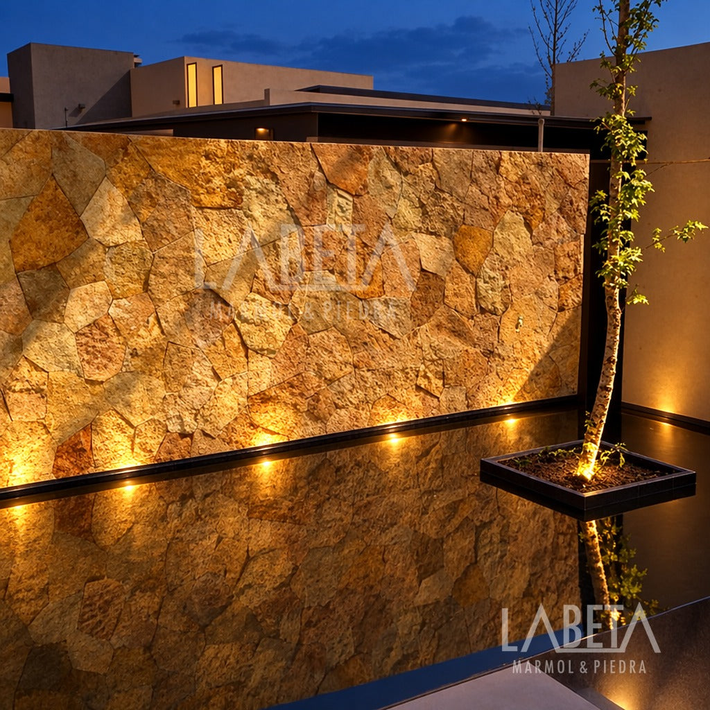 Muro de Piedra Oro Viejo sobre espejo de agua al atardecer — ambientación digital sobre instalación real | Piedras Labeta
