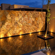 Muro de Piedra Oro Viejo sobre espejo de agua al atardecer — ambientación digital sobre instalación real | Piedras Labeta