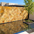 Muro de Piedra Oro Viejo en laja irregular con cielo despejado — ambientación digital sobre instalación real | Piedras Labeta