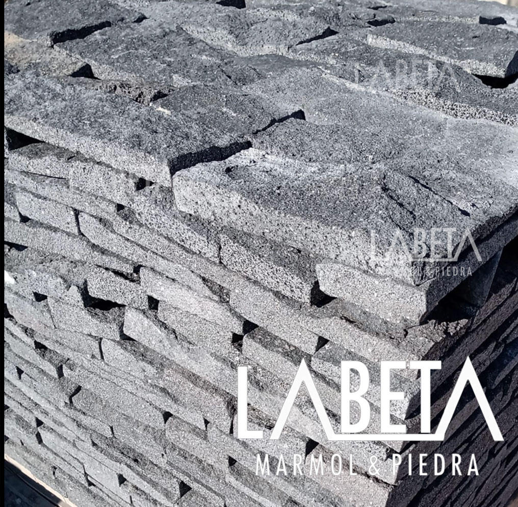 Piedra volcánica Lava Negra en muros de casa moderna | Recubrimiento piedra natural | Piedras Labeta