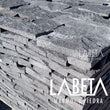Piedra volcánica Lava Negra en muros de casa moderna | Recubrimiento piedra natural | Piedras Labeta