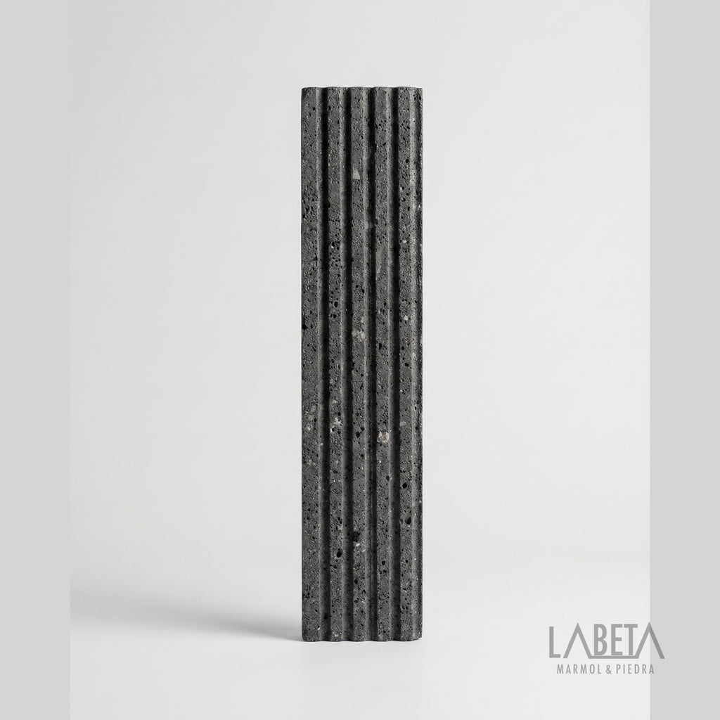 Recinto Negro Poro Cerrado Acanalado - pieza de piedra natural volcánica con acabado acanalado de corte con disco, Piedras Labeta