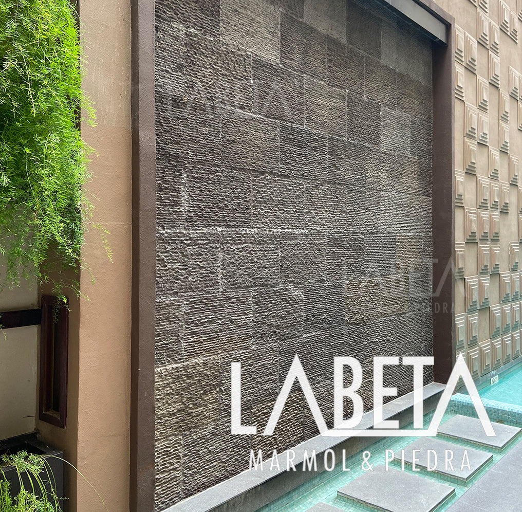 Muro de Recinto Cincelado junto a espejo de agua - Piedras Labeta
