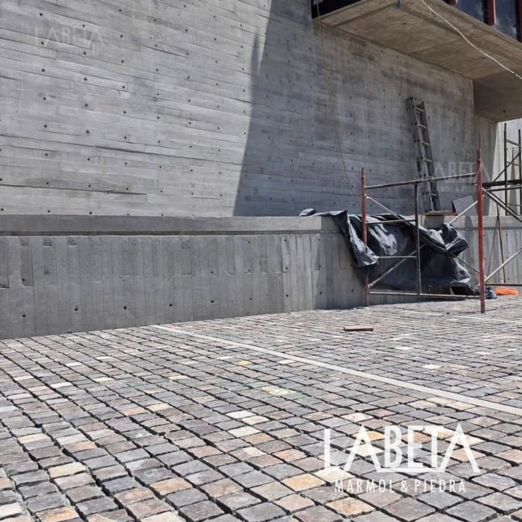 Adoquín Pórfido Gris Veta Café aplicación en columnas y muros de piedra | Recubrimiento de basalto volcánico | Piedras Labeta