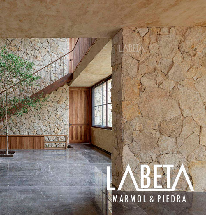 Piedra Dorada formato laja irregular para muro — tonos cálidos dorados y ámbar natural | Piedras LABETA