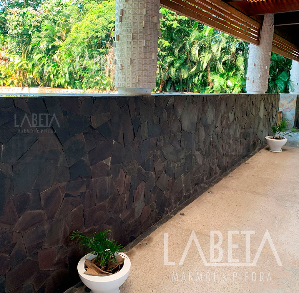 Piedra Café Crema en laja para muro con sellador | Recubrimiento natural para fachadas | Piedras Labeta