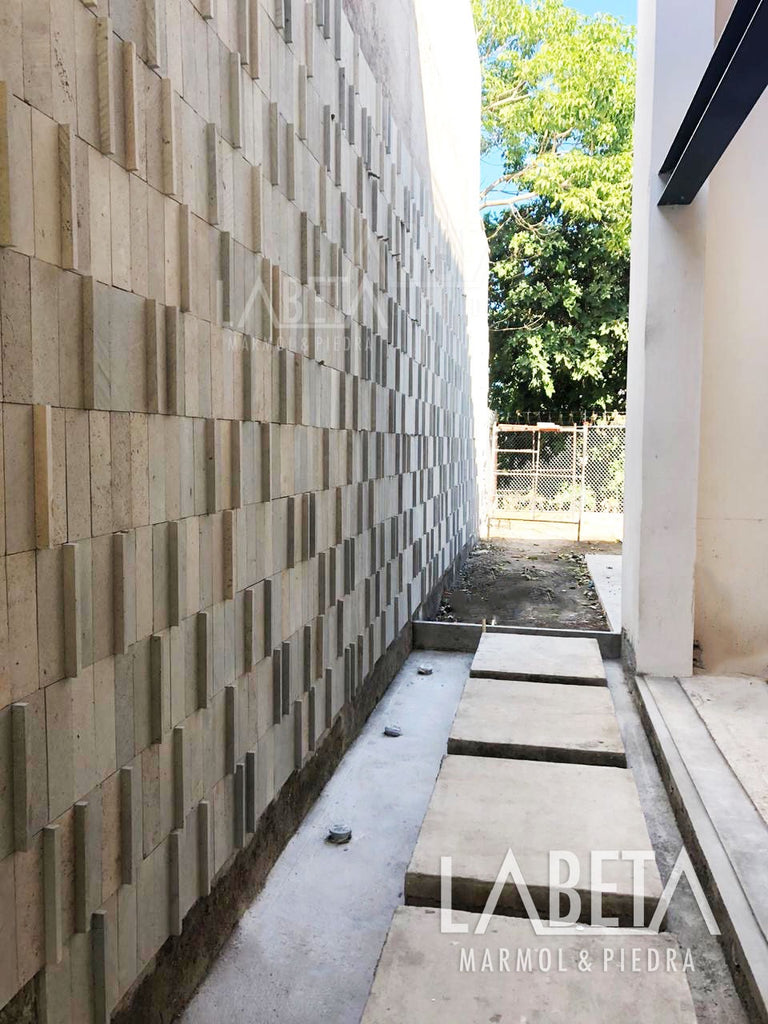 Fachaleta Diamantada Laminada instalada en fachada | Cintilla piedra natural gris para muros | Piedras Labeta
